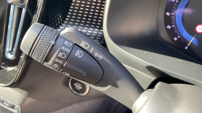 Volvo XC40 2.0 B4P Ultimate Dark 5dr Auto Petrol Estate